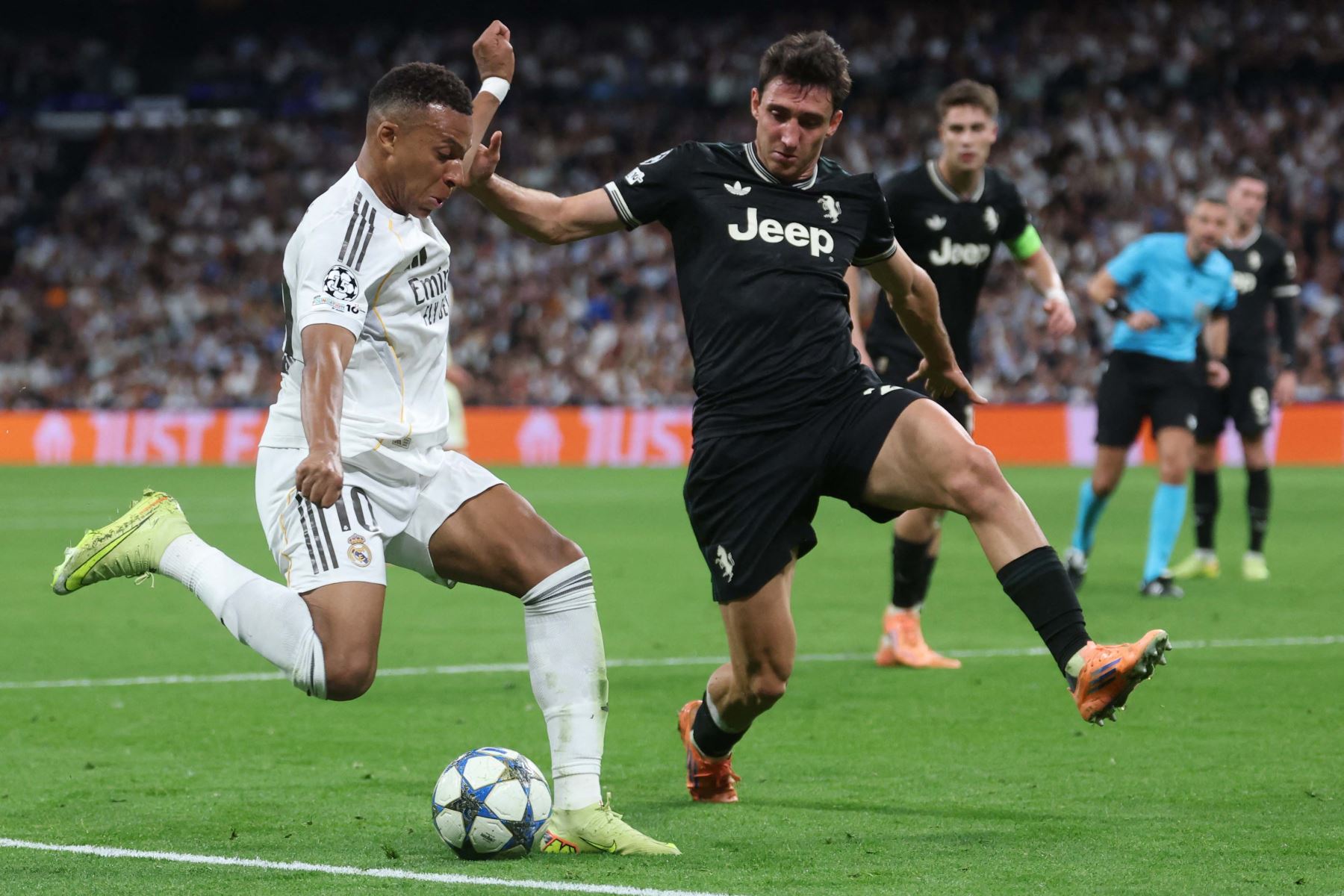 El delantero francés  del Real Madrid, Kylian Mbappé, es desafiado por el defensa italiano de la Juventus, Andrea Cambiaso , durante el partido de la jornada 3 de la fase de liga de la UEFA Champions League entre el Real Madrid CF y la Juventus en el Estadio Santiago Bernabéu en Madrid el 22 de octubre de 2025.
Foto: AFP