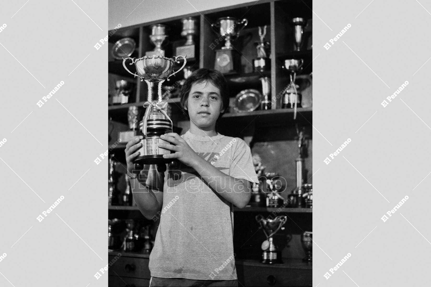 Lima - 31 diciembre 1982 / Un nuevo crack asoma en el tenis peruano. Jaime Yzaga, ya ha saboreado el éxito internacional en la categoría menores. En la foto con uno de los trofeos que ganó el año pasado  en el circuito sudamericano infantil-juvenil. Foto: Archivo Histórico de El Peruano / Virgilio Molero