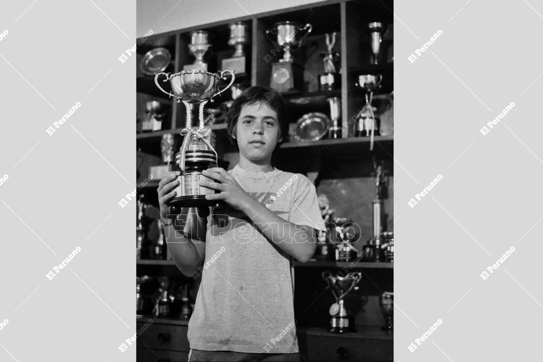 Lima - 31 diciembre 1982 / Un nuevo crack asoma en el tenis peruano. Jaime Yzaga, ya ha saboreado el éxito internacional en la categoría menores. En la foto con uno de los trofeos que ganó el año pasado  en el circuito sudamericano infantil-juvenil. Foto: Archivo Histórico de El Peruano / Virgilio Molero