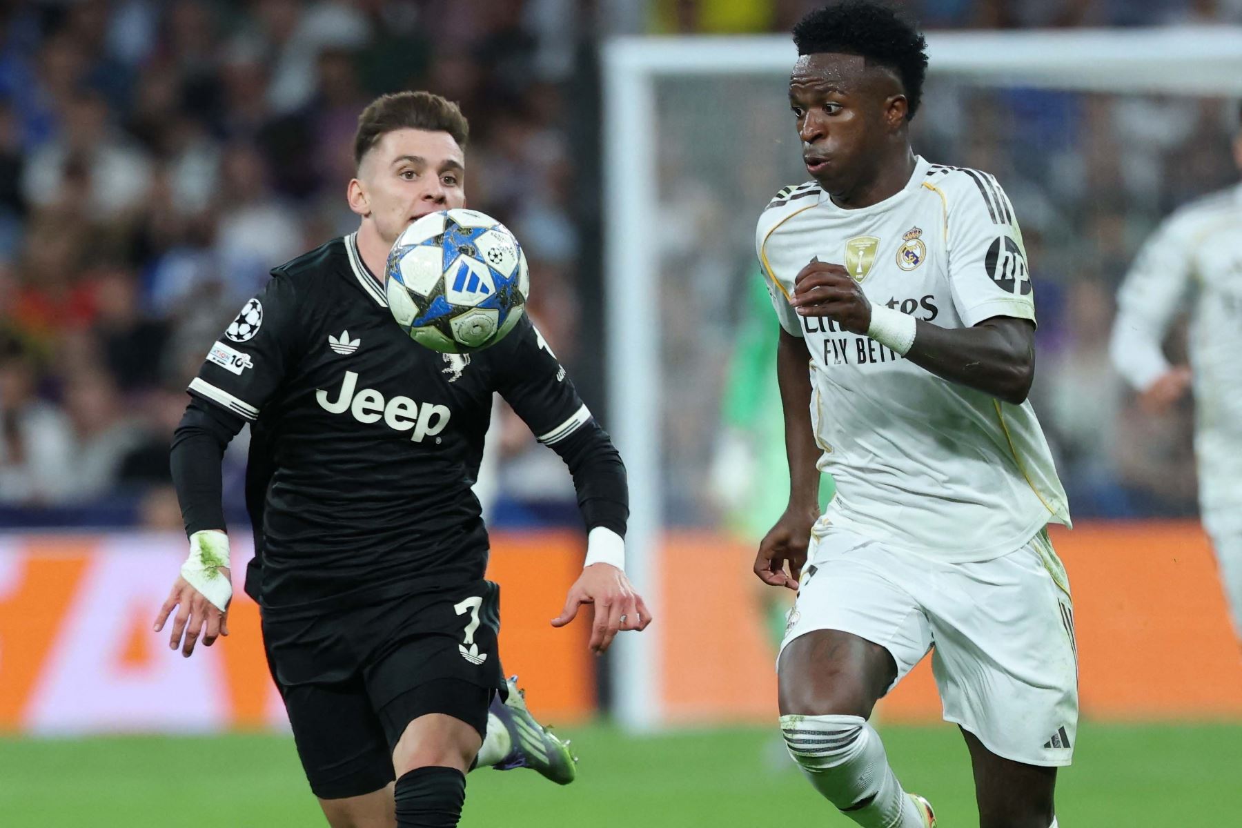 El delantero portugués  de la Juventus, Francisco Chico Conceicao , y el delantero brasileño del Real Madrid, Vinicius Junior, luchan por el balón durante el partido de la jornada 3 de la fase de liga de la UEFA Champions League entre el Real Madrid CF y la Juventus en el estadio Santiago Bernabéu de Madrid.
Foto: AFP