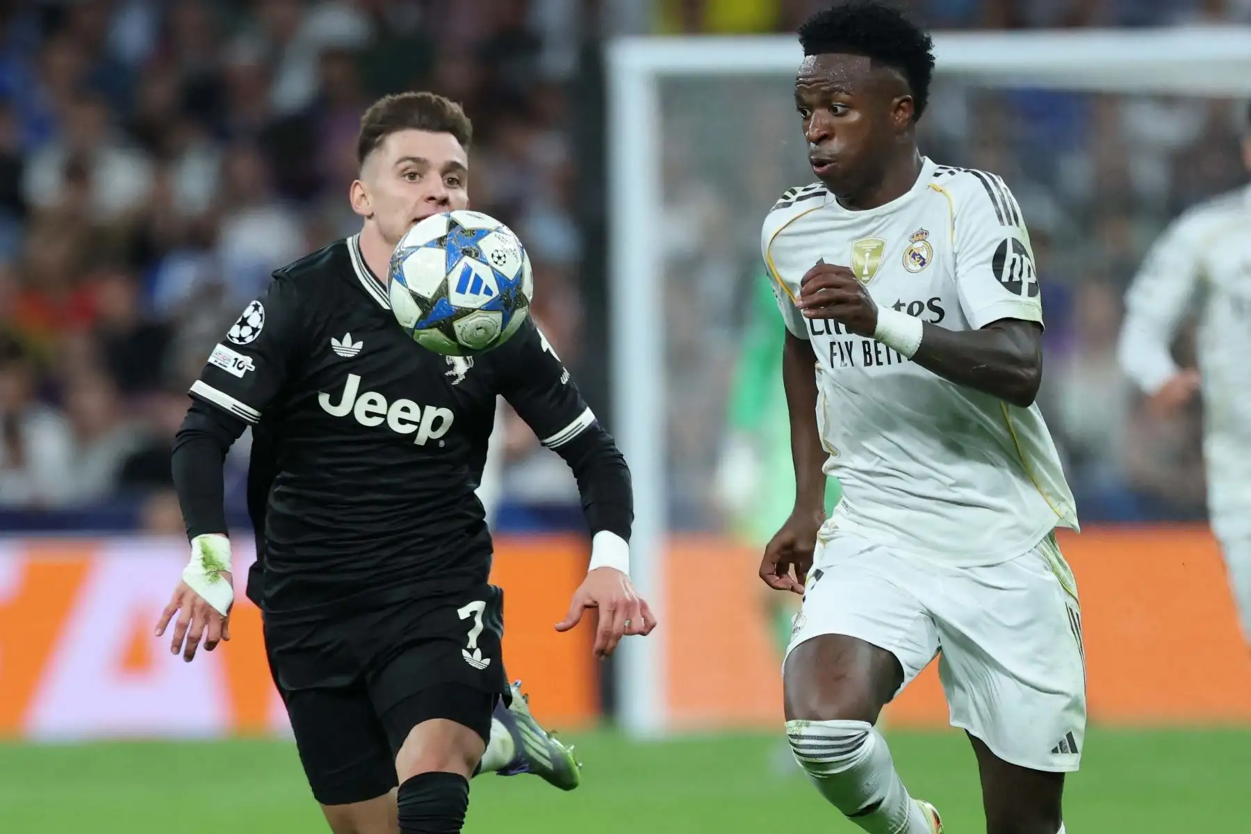 El delantero portugués  de la Juventus, Francisco Chico Conceicao , y el delantero brasileño del Real Madrid, Vinicius Junior, luchan por el balón durante el partido de la jornada 3 de la fase de liga de la UEFA Champions League entre el Real Madrid CF y la Juventus en el estadio Santiago Bernabéu de Madrid.
Foto: AFP