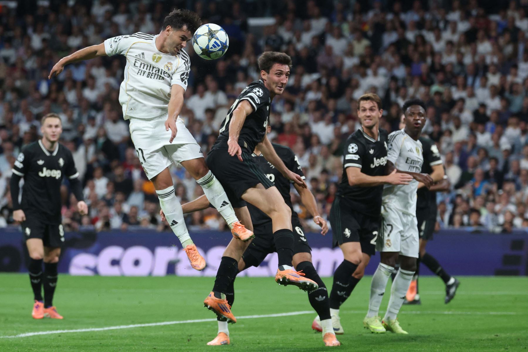 El delantero marroquí  del Real Madrid, Brahim Díaz , remata de cabeza al defensa italiano de la Juventus, Andrea Cambiaso , durante el partido de la jornada 3 de la fase de liga de la UEFA Champions League entre el Real Madrid CF y la Juventus en el estadio Santiago Bernabéu de Madrid.
Foto: AFP