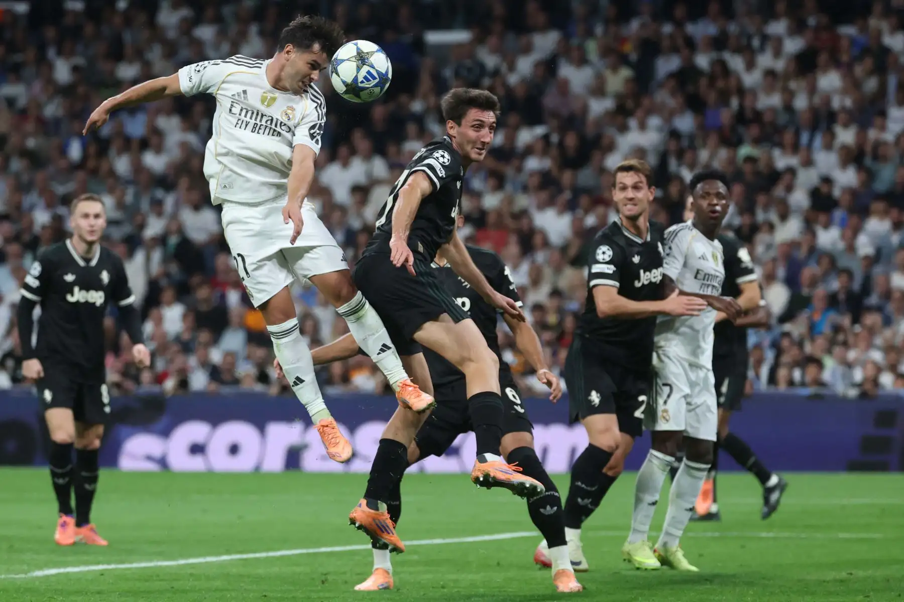 El delantero marroquí  del Real Madrid, Brahim Díaz , remata de cabeza al defensa italiano de la Juventus, Andrea Cambiaso , durante el partido de la jornada 3 de la fase de liga de la UEFA Champions League entre el Real Madrid CF y la Juventus en el estadio Santiago Bernabéu de Madrid.
Foto: AFP
