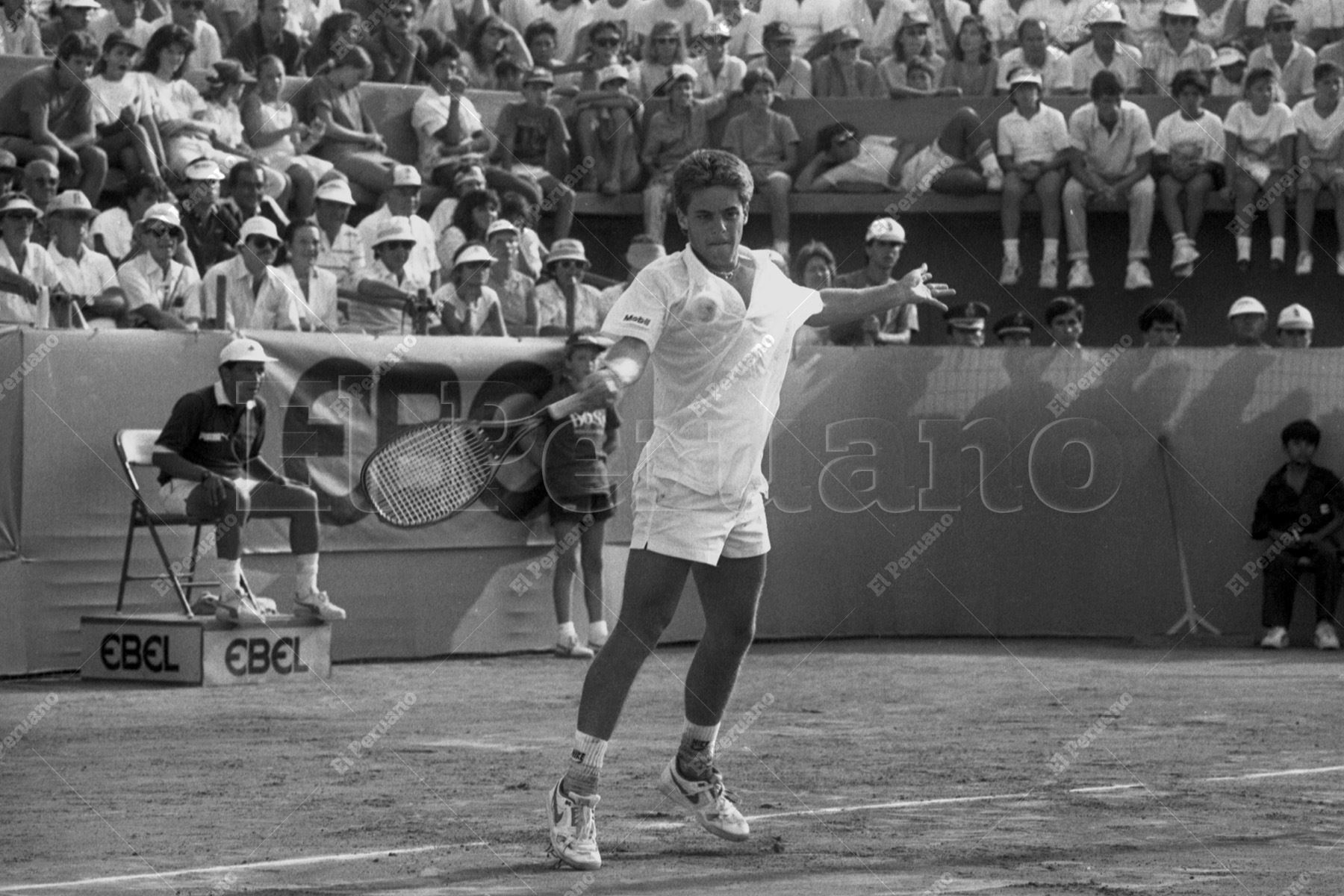Lima - 9 abril 1989 / Jaime Yzaga mostró las joyas de su cofre lleno de jugadas de calidad y venció sin atenuantes al brasileño Luiz Mattar por la cuenta de 3-0 con parciales de 6/2, 6/0 y 6/4.  En una jornada inolvidable Perú venció a Brasil y clasificó para los play-offs del Grupo Mundial de Tenis. Foto: Archivo Histórico de El Peruano / Rómulo Luján