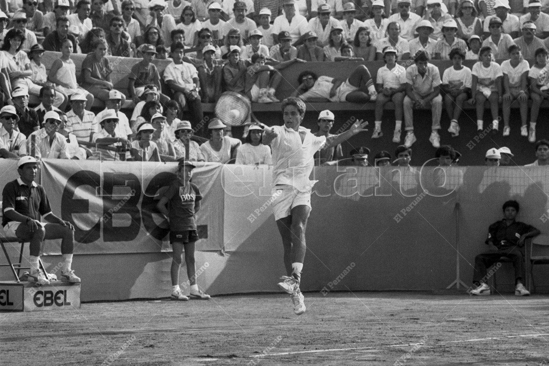 Lima - 9 abril 1989 / Jaime Yzaga mostró las joyas de su cofre lleno de jugadas de calidad y venció sin atenuantes al brasileño Luiz Mattar por la cuenta de 3-0 con parciales de 6/2, 6/0 y 6/4.  En una jornada inolvidable Perú venció a Brasil y clasificó para los play-offs del Grupo Mundial de Tenis. Foto: Archivo Histórico de El Peruano / Rómulo Luján