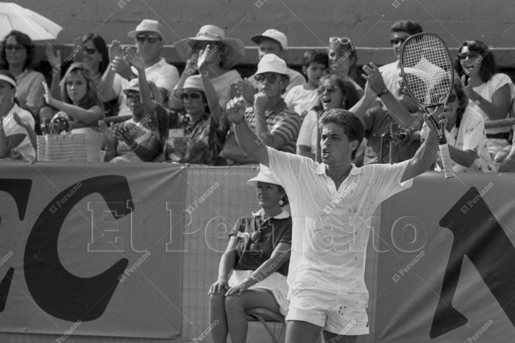 Lima - 9 abril 1989 / Jaime Yzaga mostró las joyas de su cofre lleno de jugadas de calidad y venció sin atenuantes al brasileño Luiz Mattar por la cuenta de 3-0 con parciales de 6/2, 6/0 y 6/4.  En una jornada inolvidable Perú venció a Brasil y clasificó para los play-offs del Grupo Mundial de Tenis. Foto: Archivo Histórico de El Peruano / Rómulo Luján