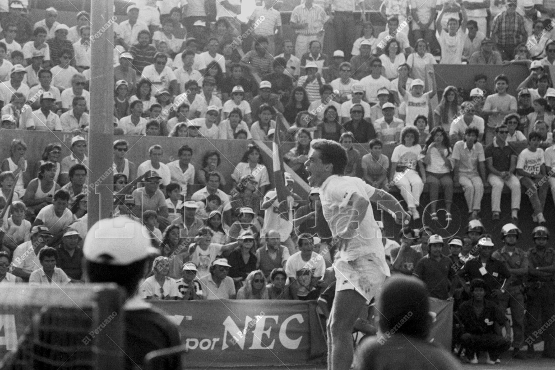 Lima - 9 abril 1989 / Jaime Yzaga mostró las joyas de su cofre lleno de jugadas de calidad y venció sin atenuantes al brasileño Luiz Mattar por la cuenta de 3-0 con parciales de 6/2, 6/0 y 6/4.  En una jornada inolvidable Perú venció a Brasil y clasificó para los play-offs del Grupo Mundial de Tenis. Foto: Archivo Histórico de El Peruano / Rómulo Luján