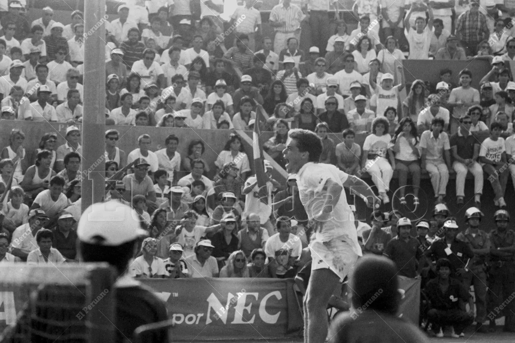 Lima - 9 abril 1989 / Jaime Yzaga mostró las joyas de su cofre lleno de jugadas de calidad y venció sin atenuantes al brasileño Luiz Mattar por la cuenta de 3-0 con parciales de 6/2, 6/0 y 6/4.  En una jornada inolvidable Perú venció a Brasil y clasificó para los play-offs del Grupo Mundial de Tenis. Foto: Archivo Histórico de El Peruano / Rómulo Luján