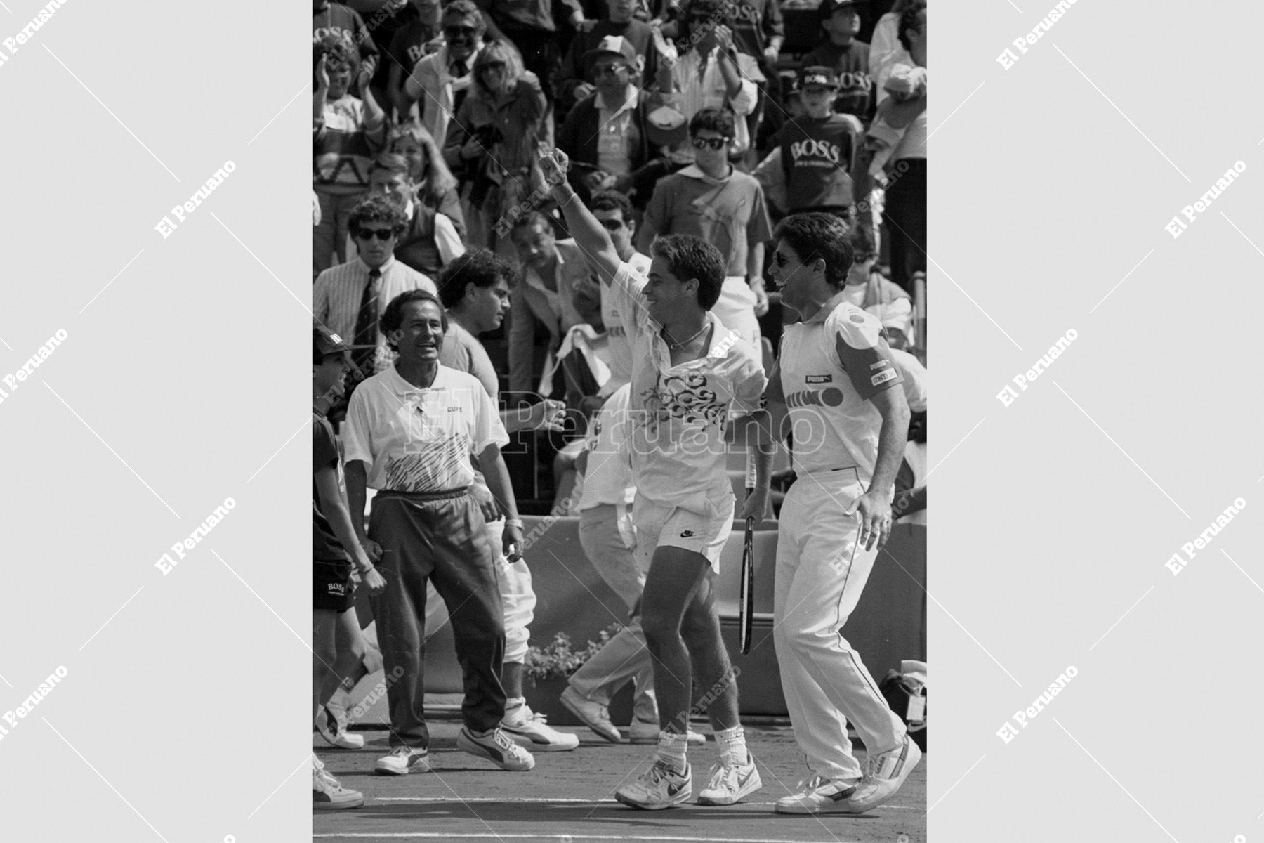 Lima - 21 julio 1989 / Jaime Yzaga celebra con Miguel Maúrtua luego de vencer al australiano Wally Masur. Yzaga le dio el primer punto al equipo peruano  que compite para ingresar al Grupo Mundial de la Copa Davis. Foto: Archivo Histórico de El Peruano / Alejandro Aguirre