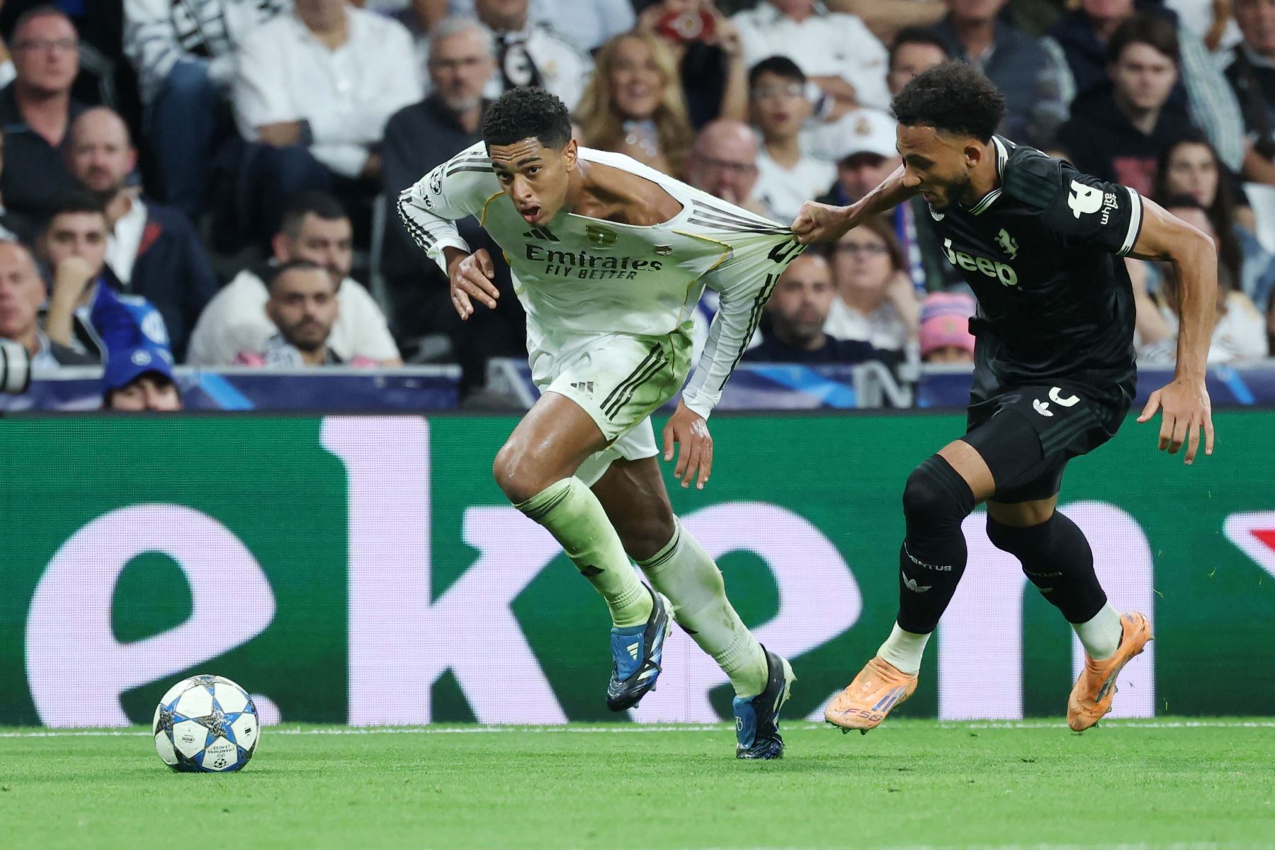 El defensa inglés  de la Juventus, Lloyd Kelly, se enfrenta al centrocampista inglés del Real Madrid, Jude Bellingham, durante el partido de la jornada 3 de la fase de liga de la UEFA Champions League entre el Real Madrid CF y la Juventus en el estadio Santiago Bernabéu de Madrid.
Foto: AFP