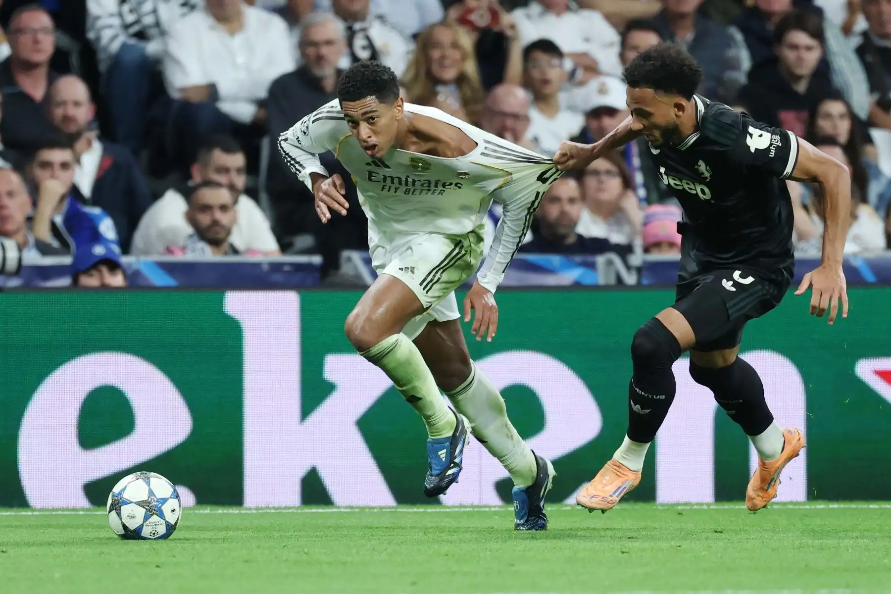 El defensa inglés  de la Juventus, Lloyd Kelly, se enfrenta al centrocampista inglés del Real Madrid, Jude Bellingham, durante el partido de la jornada 3 de la fase de liga de la UEFA Champions League entre el Real Madrid CF y la Juventus en el estadio Santiago Bernabéu de Madrid.
Foto: AFP