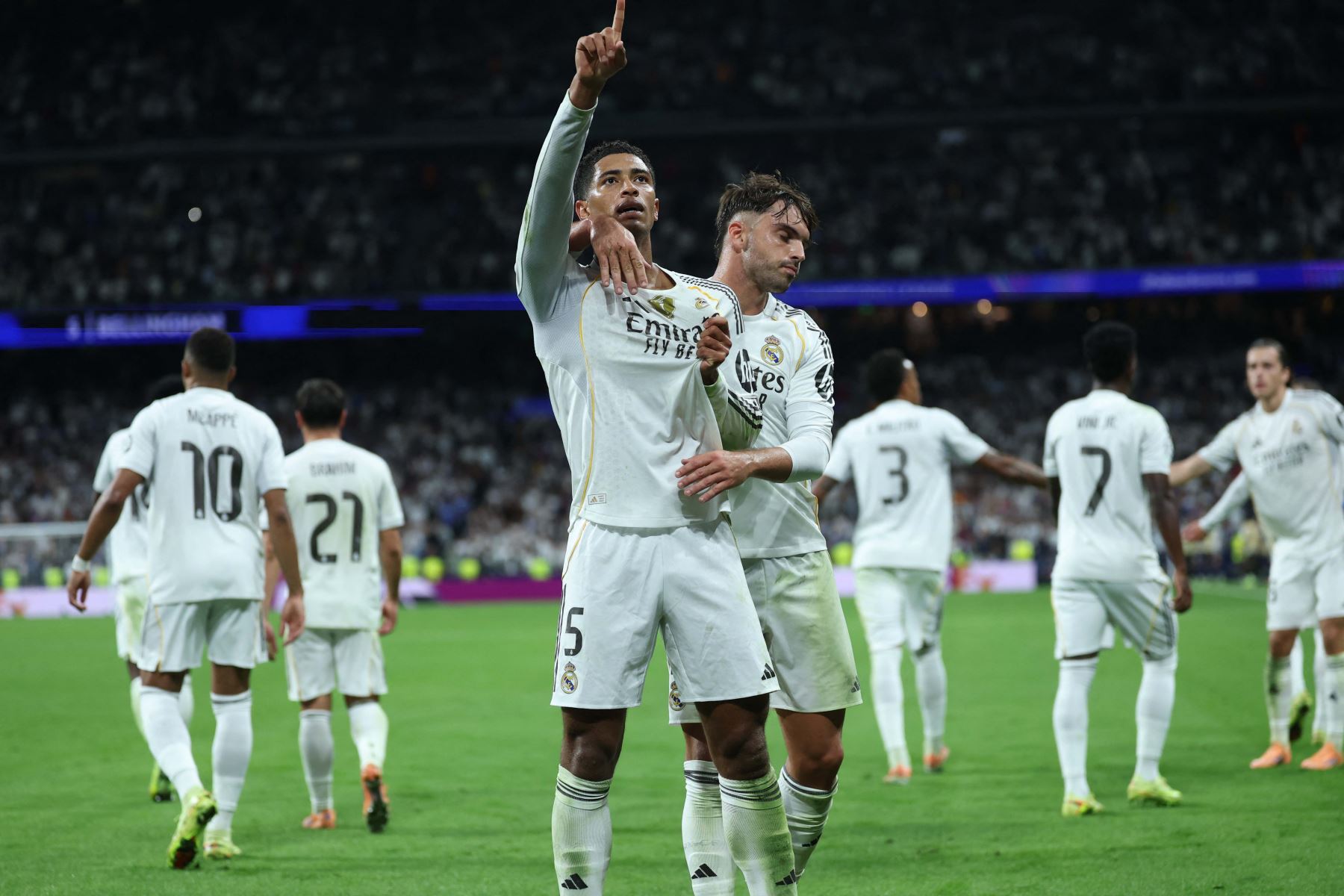 El centrocampista inglés  del Real Madrid, Jude Bellingham, celebra el primer gol del partido de la jornada 3 de la fase de liga de la UEFA Champions League entre el Real Madrid CF y la Juventus en el estadio Santiago Bernabéu de Madrid el 22 de octubre de 2025.
Foto: AFP