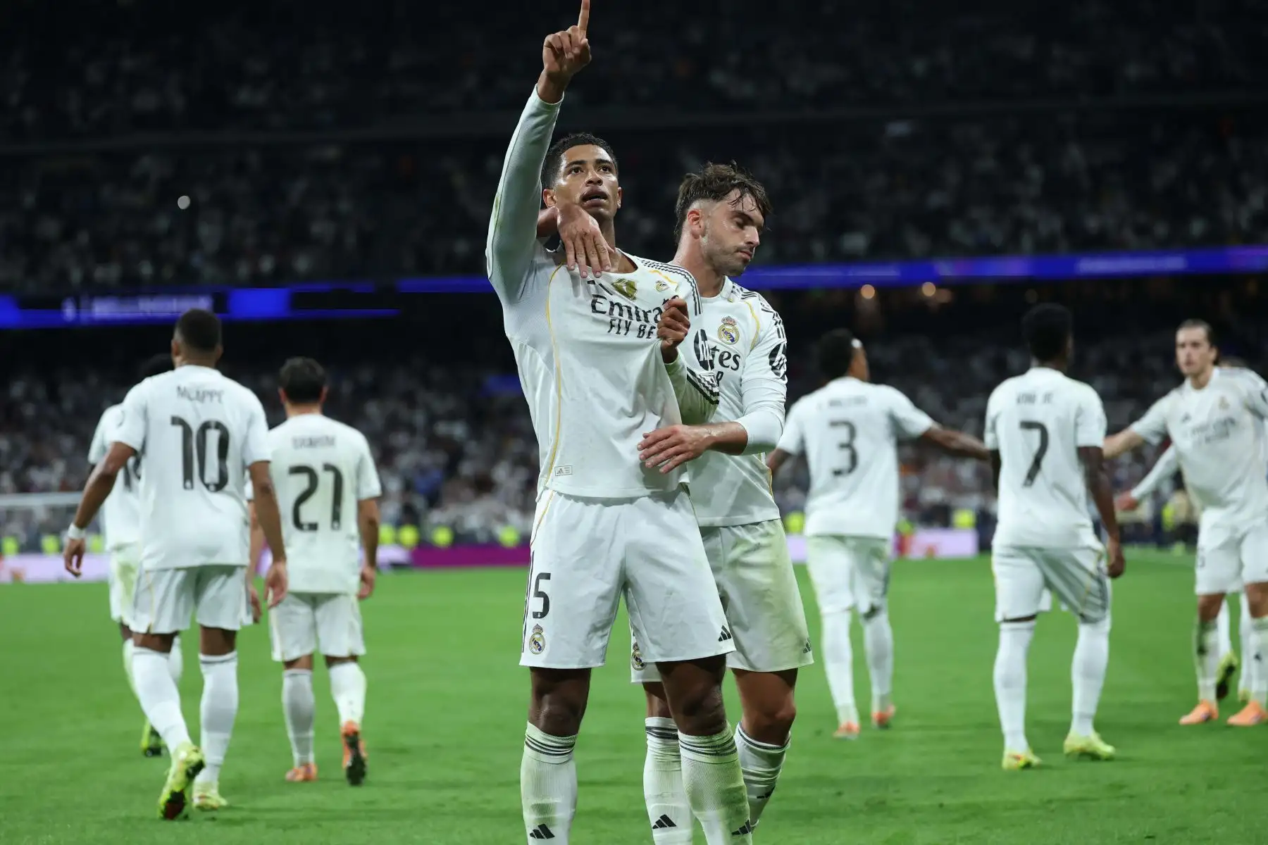 El centrocampista inglés  del Real Madrid, Jude Bellingham, celebra el primer gol del partido de la jornada 3 de la fase de liga de la UEFA Champions League entre el Real Madrid CF y la Juventus en el estadio Santiago Bernabéu de Madrid el 22 de octubre de 2025.
Foto: AFP