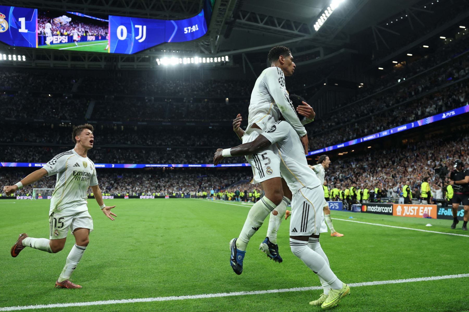 El centrocampista inglés  del Real Madrid, Jude Bellingham, celebra el primer gol del partido de la jornada 3 de la fase de liga de la UEFA Champions League entre el Real Madrid CF y la Juventus en el estadio Santiago Bernabéu de Madrid.
Foto: AFP
