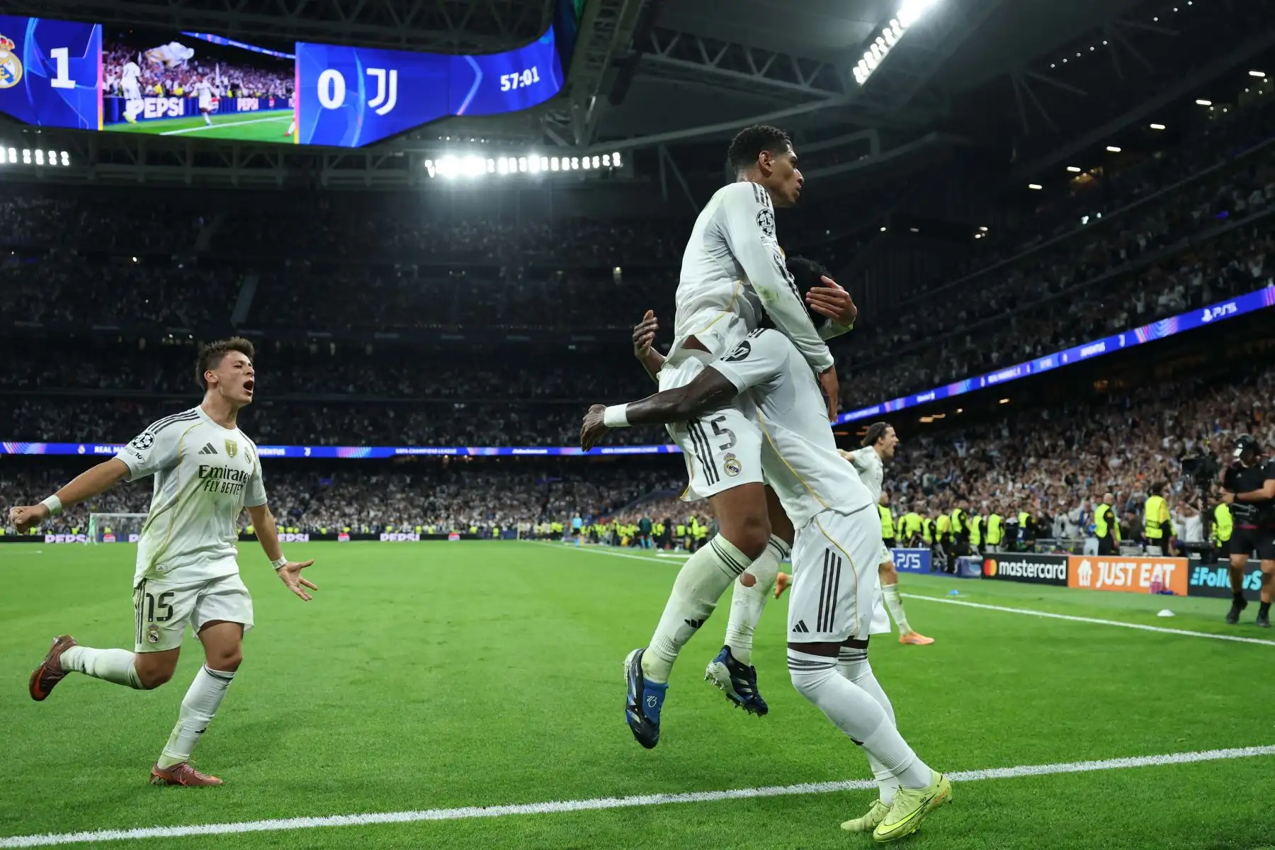 El centrocampista inglés  del Real Madrid, Jude Bellingham, celebra el primer gol del partido de la jornada 3 de la fase de liga de la UEFA Champions League entre el Real Madrid CF y la Juventus en el estadio Santiago Bernabéu de Madrid.
Foto: AFP