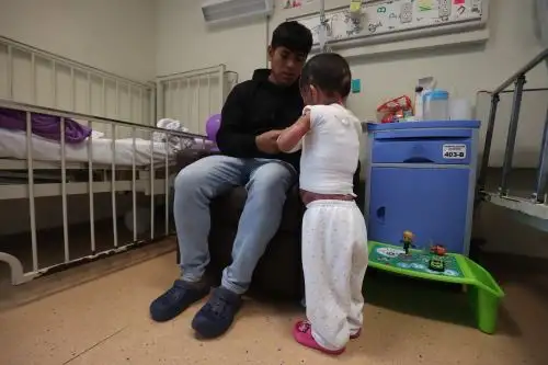 Acompañada de su padre, una niña continúa su recuperación en el INSN-San Borja, donde cada año se atienden alrededor de 400 casos de quemaduras graves. En el Día Latinoamericano de la Prevención de Quemaduras, especialistas exhortan a redoblar las medidas de seguridad en casa. Fotos: ANDINA/Juan Carlos Guzmán