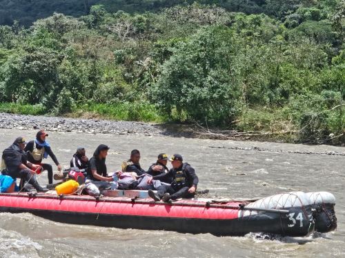 Policía Nacional rescata a dos heridos de bala y recupera armas durante operativo contra la delincuencia en provincia de Carabaya donde la población reportó presencia de grupos armados. ANDINA/Difusión