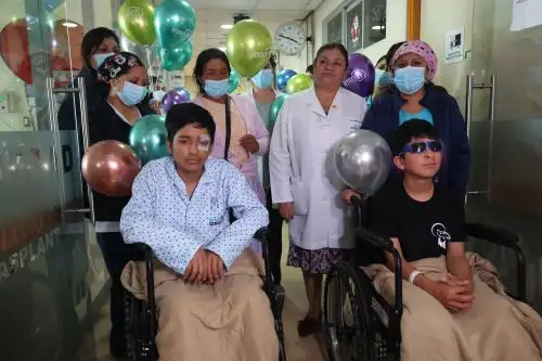 Adolescentes que recuperaron la visión gracias a la donación de córnea acaban de salir de alta del INSN-San Borja. Fotos: ANDINA/Juan Carlos Guzmán