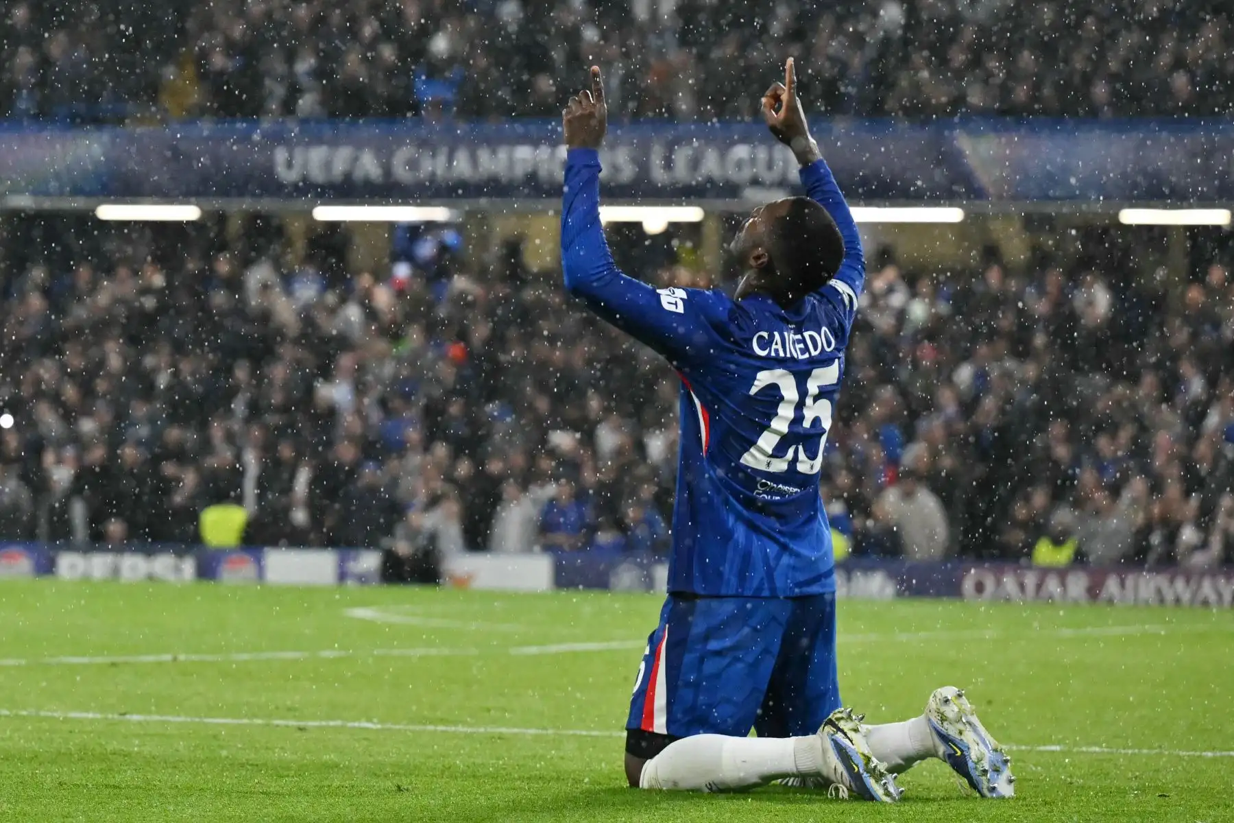 El centrocampista ecuatoriano  del Chelsea, Moisés Caicedo, celebra su segundo gol durante el partido de la fase de liga de la UEFA Champions League entre el Chelsea y el Ajax en Stamford Bridge en Londres.
Foto: AFP