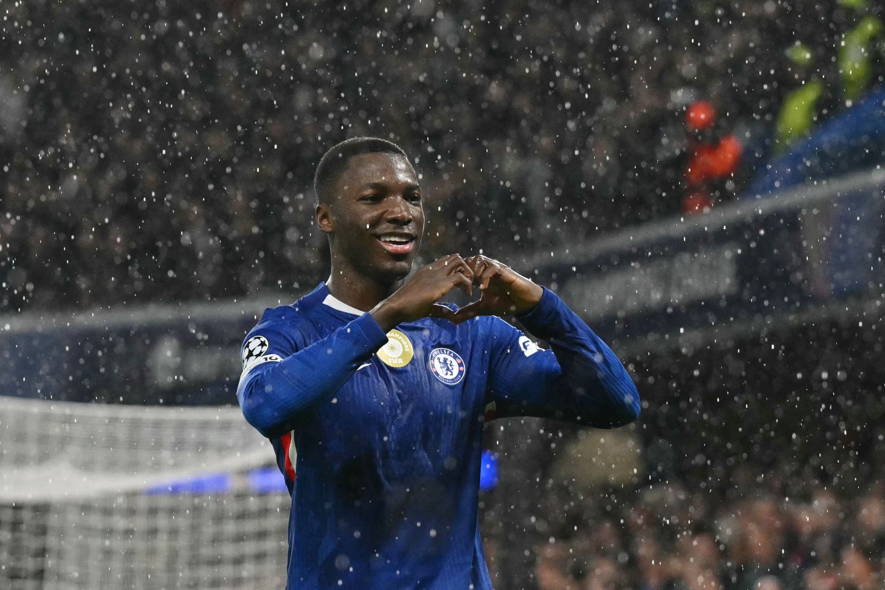 El centrocampista ecuatoriano  del Chelsea, Moisés Caicedo, celebra su segundo gol durante el partido de la fase de liga de la UEFA Champions League entre el Chelsea y el Ajax en Stamford Bridge en Londres.
Foto: AFP