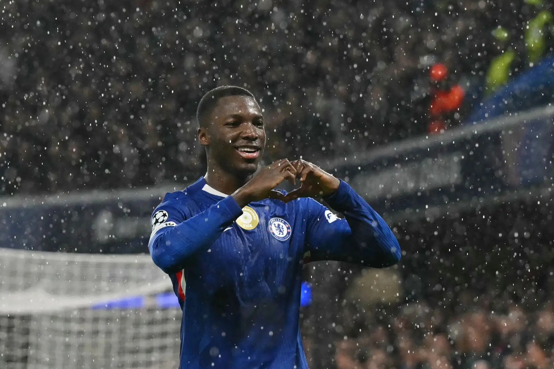 El centrocampista ecuatoriano  del Chelsea, Moisés Caicedo, celebra su segundo gol durante el partido de la fase de liga de la UEFA Champions League entre el Chelsea y el Ajax en Stamford Bridge en Londres.
Foto: AFP