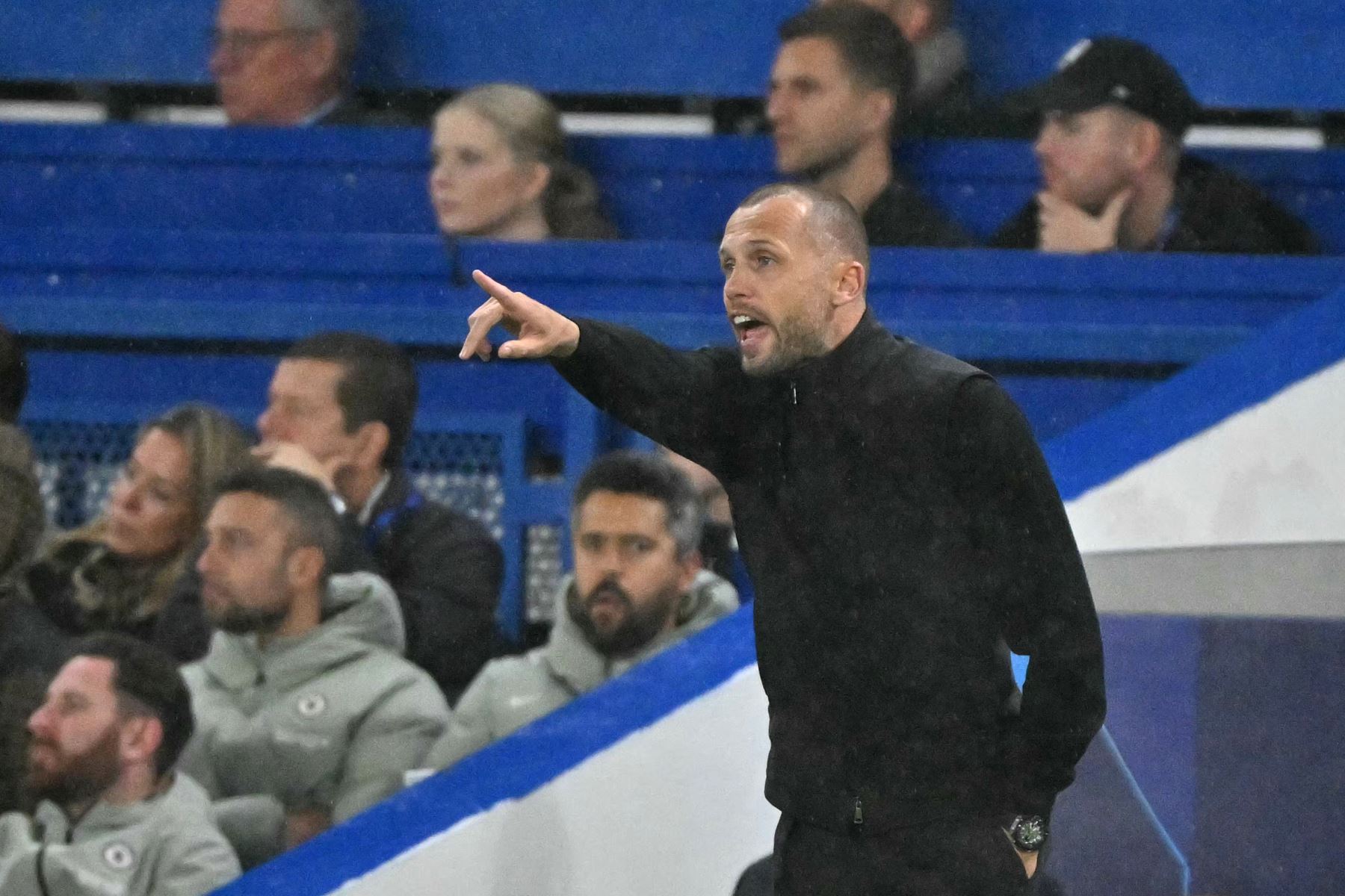 El entrenador holandés del Ajax, John Heitinga, hace un gesto desde la banda durante el partido de la fase de liga de la UEFA Champions League entre el Chelsea y el Ajax en Stamford Bridge, Londres.
Foto: AFP