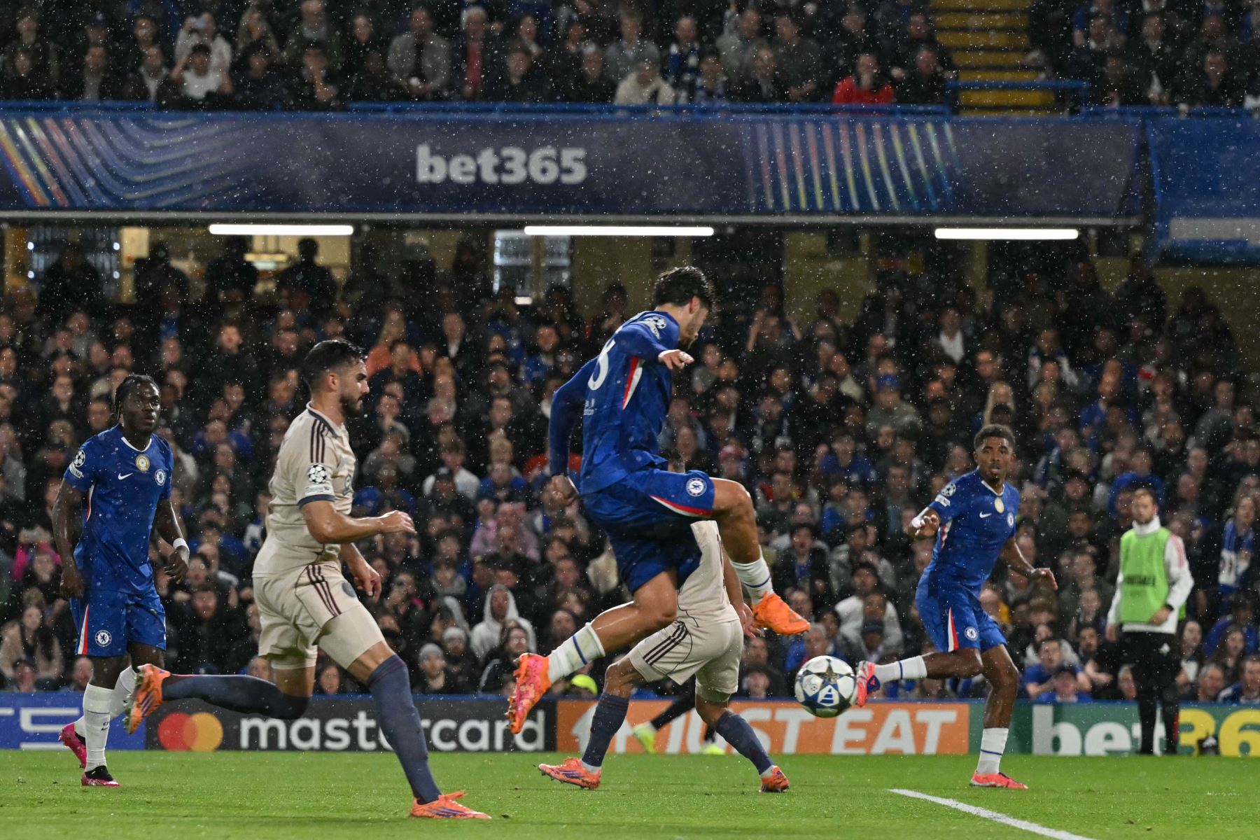 El delantero español del Chelsea, Marc Guiu, remata para marcar el primer gol durante el partido de la fase de liga de la UEFA Champions League entre el Chelsea y el Ajax en Stamford Bridge, Londres.
Foto: AFP