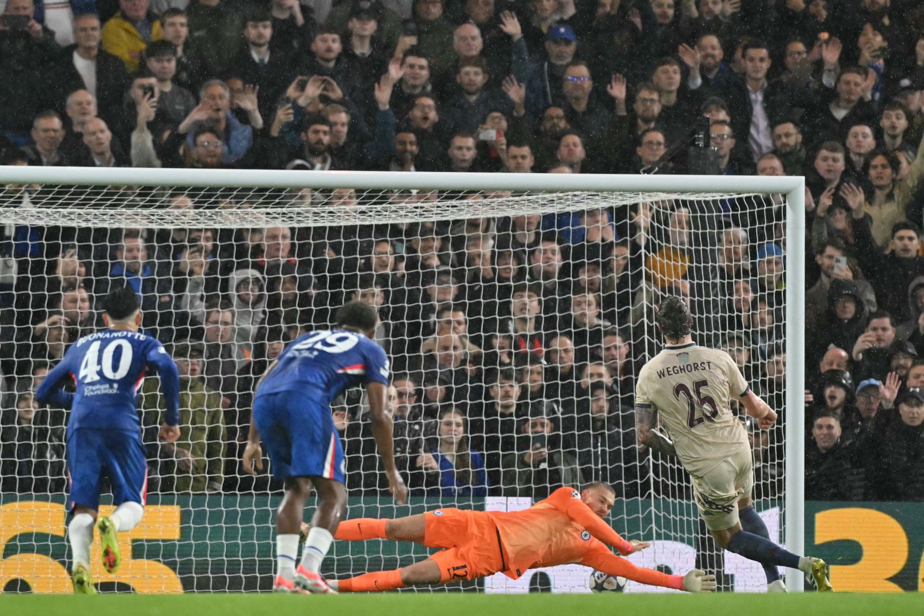 El delantero belga del Ajax, Wout Weghorst, remató desde el punto de penalti y superó al portero sueco-danés del Chelsea, Filip Jorgensen, para marcar el primer gol del 2-1 durante el partido de la fase de liga de la UEFA Champions League entre el Chelsea y el Ajax en Stamford Bridge, Londres.
Foto: AFP