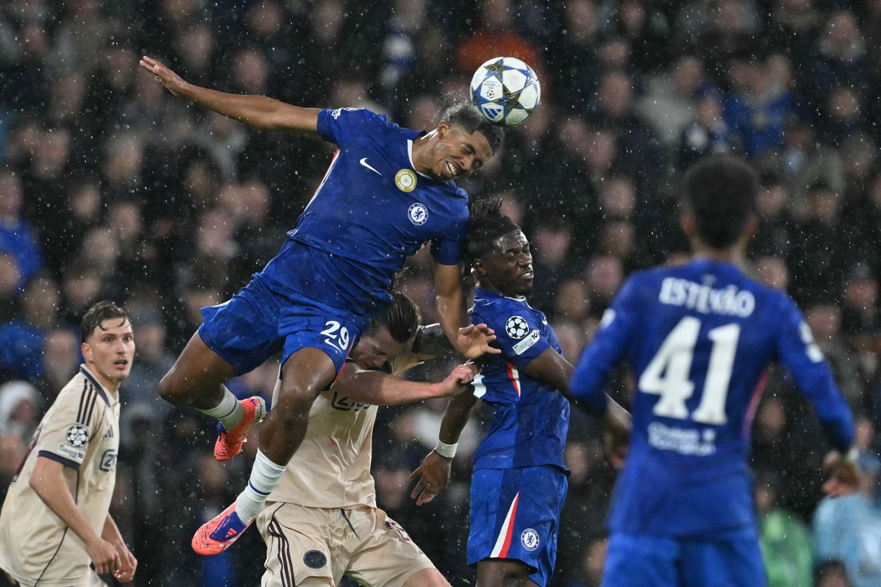 El defensa francés  del Chelsea, Wesley Fofana , salta para ganar un cabezazo y choca con el delantero belga del Ajax, Wout Weghorst, durante el partido de la fase de liga de la UEFA Champions League entre el Chelsea y el Ajax en Stamford Bridge en Londres.
Foto: AFP