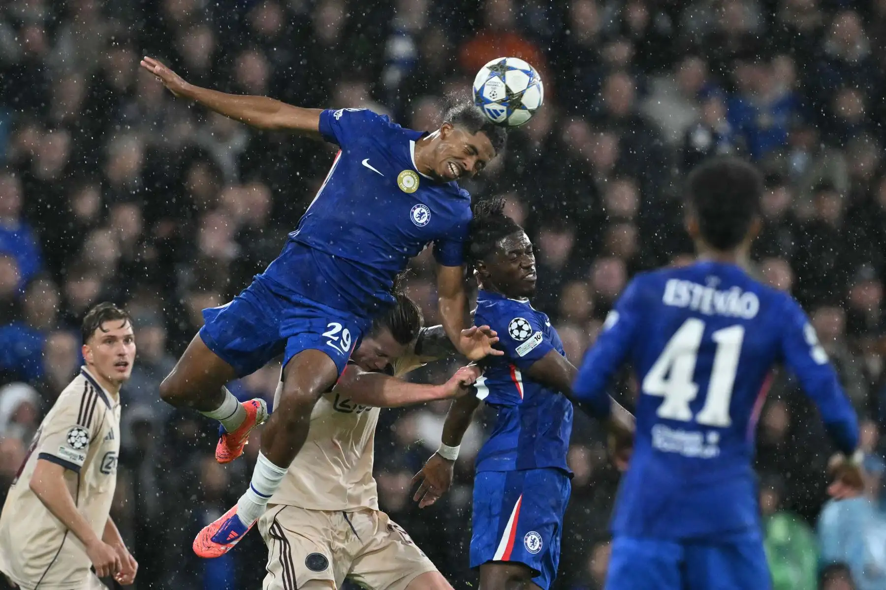 El defensa francés  del Chelsea, Wesley Fofana , salta para ganar un cabezazo y choca con el delantero belga del Ajax, Wout Weghorst, durante el partido de la fase de liga de la UEFA Champions League entre el Chelsea y el Ajax en Stamford Bridge en Londres.
Foto: AFP