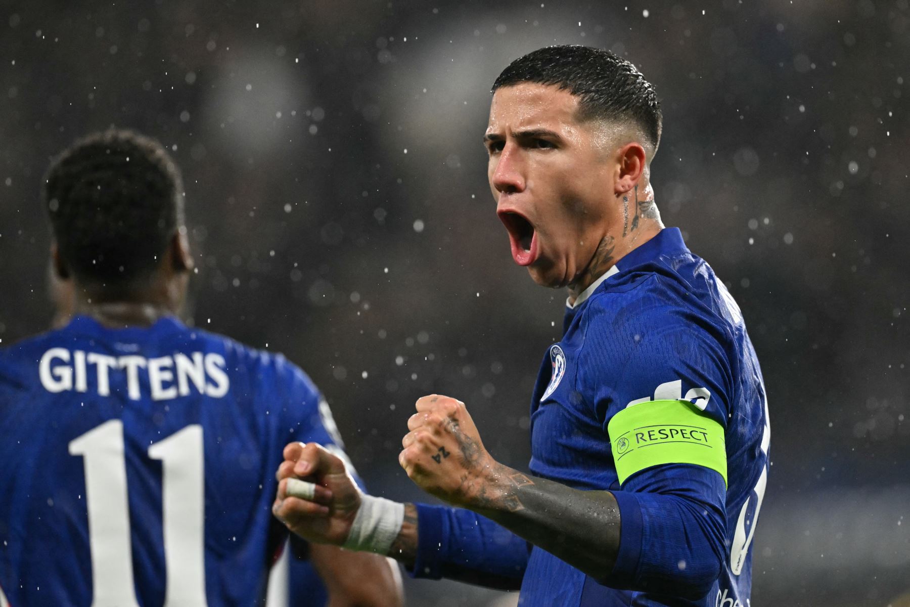 El centrocampista argentino  del Chelsea, Enzo Fernández, celebra su tercer gol de penalti para el 3-1 durante el partido de la fase de liga de la UEFA Champions League entre el Chelsea y el Ajax en Stamford Bridge en Londres.
Foto: AFP
