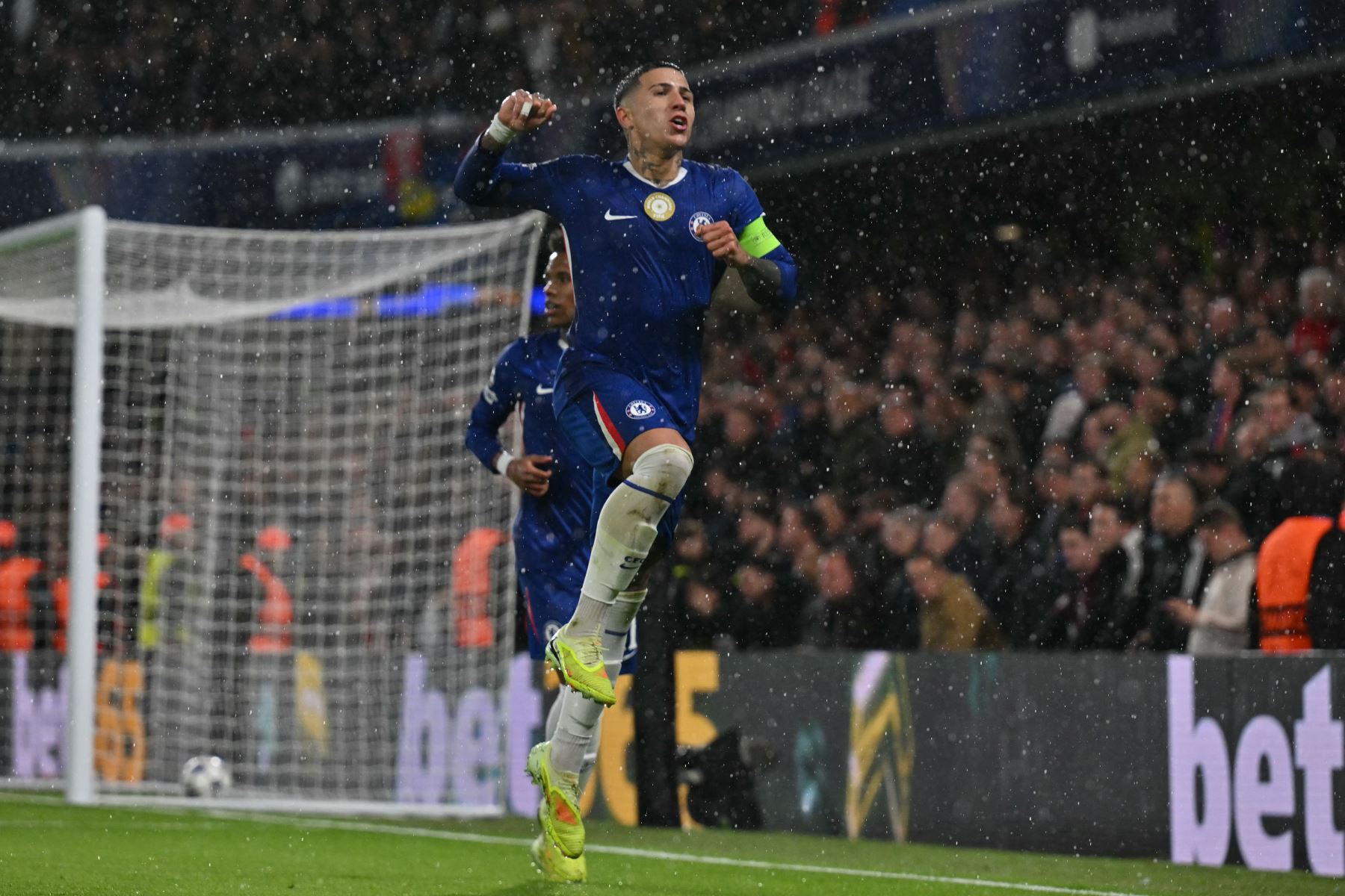 El centrocampista argentino  del Chelsea, Enzo Fernández, celebra su tercer gol de penalti para el 3-1 durante el partido de la fase de liga de la UEFA Champions League entre el Chelsea y el Ajax en Stamford Bridge en Londres.
Foto: AFP