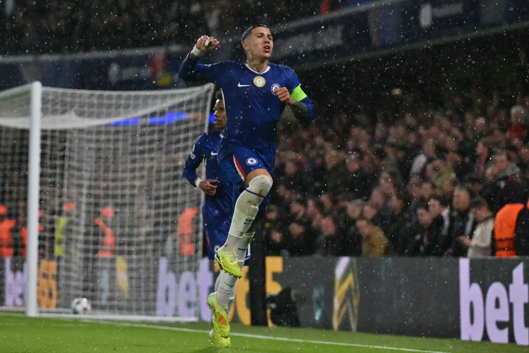 El centrocampista argentino  del Chelsea, Enzo Fernández, celebra su tercer gol de penalti para el 3-1 durante el partido de la fase de liga de la UEFA Champions League entre el Chelsea y el Ajax en Stamford Bridge en Londres.
Foto: AFP