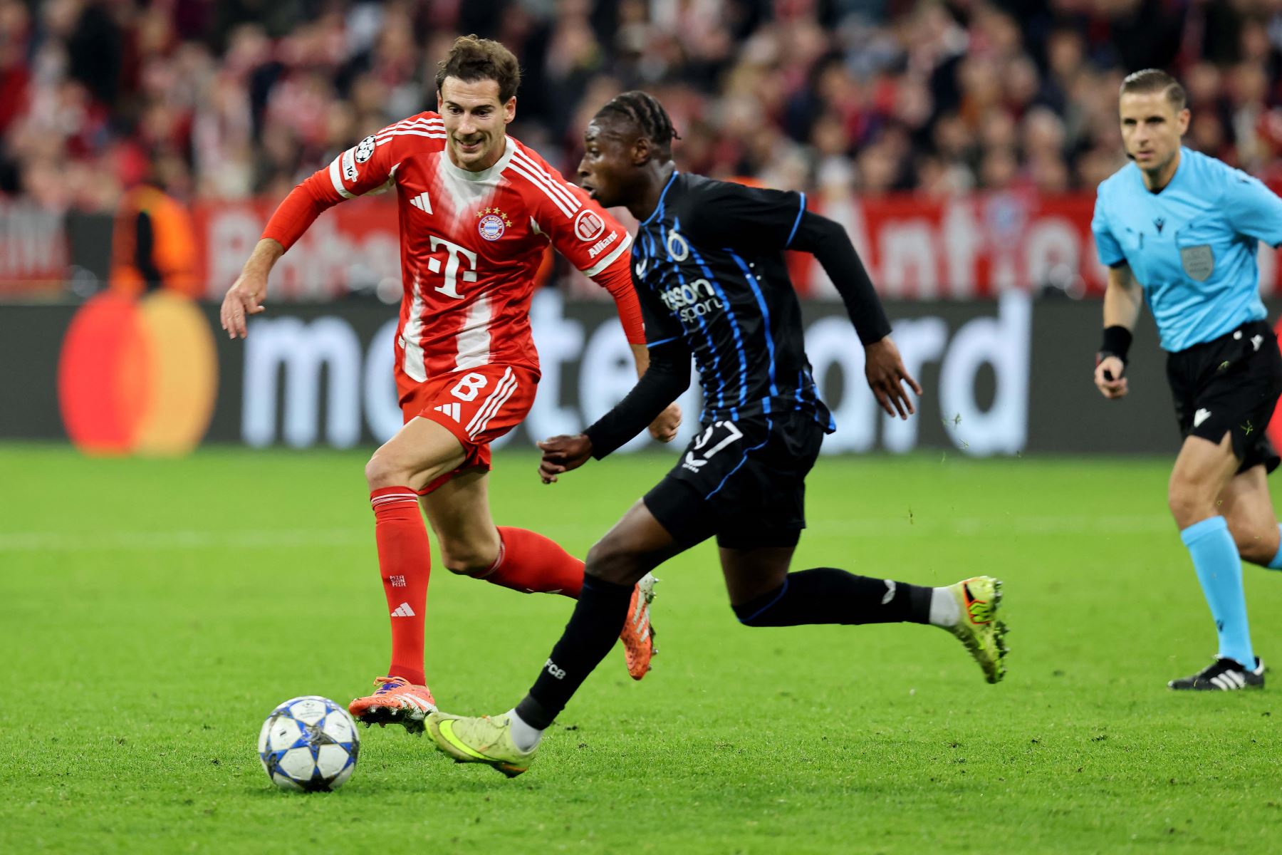El centrocampista alemán del Bayern Múnich, Leon Goretzka, y el delantero francés del Brujas, Mamadou Diakhon , disputan el balón durante el partido de la UEFA Champions League entre el FC Bayern Múnich y el Brujas en Múnich, sur de Alemania.
Foto: AFP