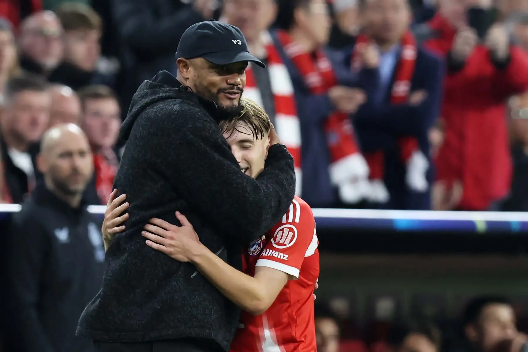 El entrenador belga del Bayern Múnich, Vincent Kompany, reacciona con el centrocampista alemán del Bayern Múnich, Lennart Karl, después de que Karl abandonara el campo durante el partido de fútbol de la UEFA Champions League entre el FC Bayern Múnich y el Club Brugge en Múnich, sur de Alemania.
Foto: AFP