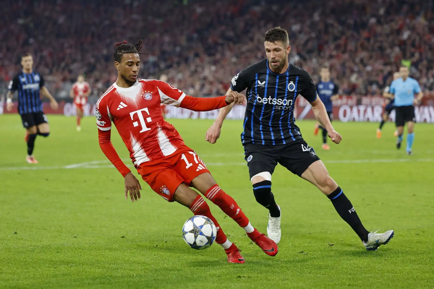 El centrocampista francés  del Bayern Múnich, Michael Olise , y el defensa belga del Club Brugge, Brandon Mechele, disputan el balón durante el partido de la UEFA Champions League entre el FC Bayern Múnich y el Club Brugge en Múnich, sur de Alemania.
Foto: AFP