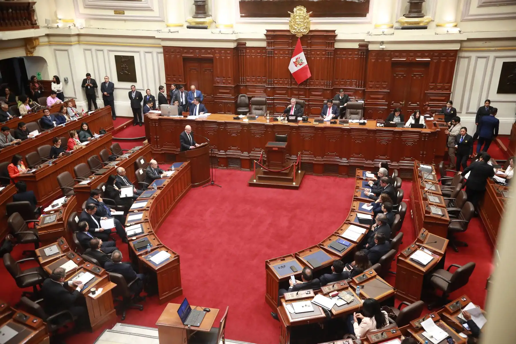 Presidente del Consejo de ministros, Ernesto Julio Álvarez Miranda, se presenta al Pleno del Congreso, acompañado de su gabinete ministerial, con el objetivo de exponer y debatir ante la representación nacional, la política general del gobierno y las principales medidas que requiere su gestión.
Pleno del Congreso dela República.
Foto:ANDINA / Lino Chipana Obregón