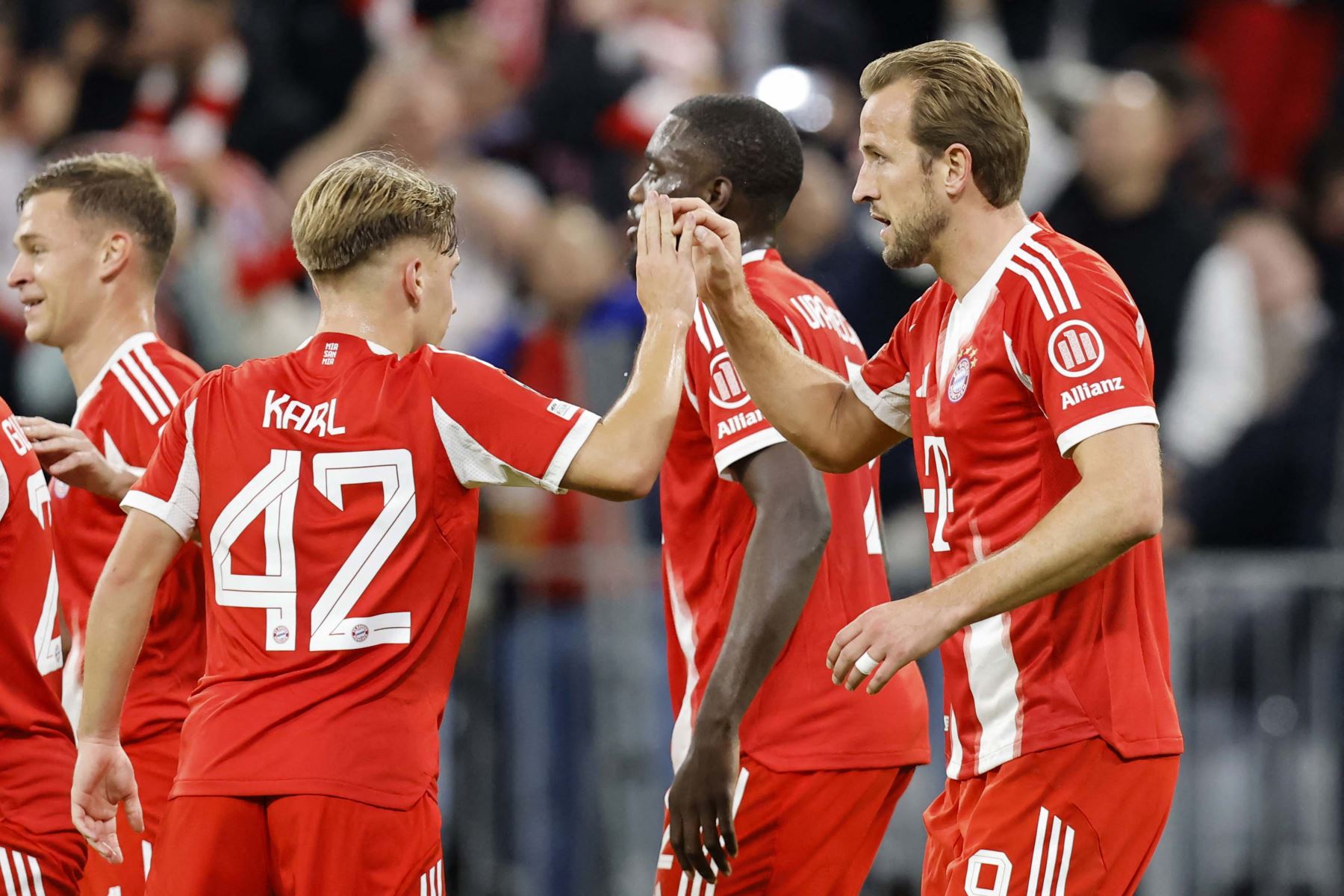 El delantero inglés del Bayern Múnich, Harry Kane, celebra el segundo gol de su equipo con el centrocampista alemán del Bayern Múnich, Lennart Karl, y sus compañeros durante el partido de la UEFA Champions League entre el FC Bayern Múnich y el Club Brugge en Múnich, sur de Alemania.
Foto: AFP
