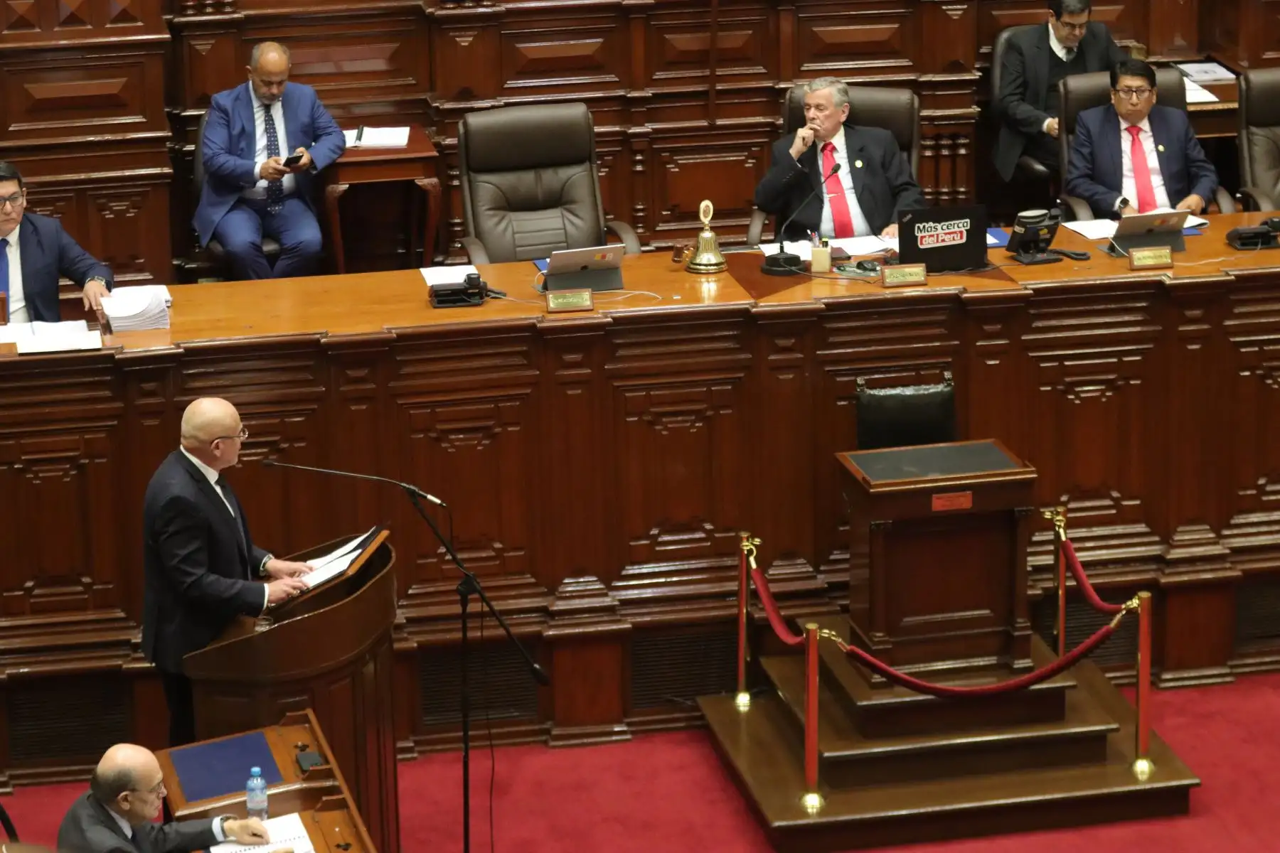 Presidente del Consejo de ministros, Ernesto Julio Álvarez Miranda, se presenta al Pleno del Congreso, acompañado de su gabinete ministerial, con el objetivo de exponer y debatir ante la representación nacional, la política general del gobierno y las principales medidas que requiere su gestión.
Pleno del Congreso de la República.
Foto:ANDINA / Lino Chipana Obregón.