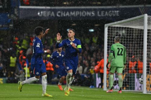 El centrocampista del Chelsea Enzo Fernández celebra su tercer gol de penalti para el 3-1 durante el partido de la fase de liga de la UEFA Champions League entre el Chelsea y el Ajax en Stamford Bridge en Londres. Foto: AFP