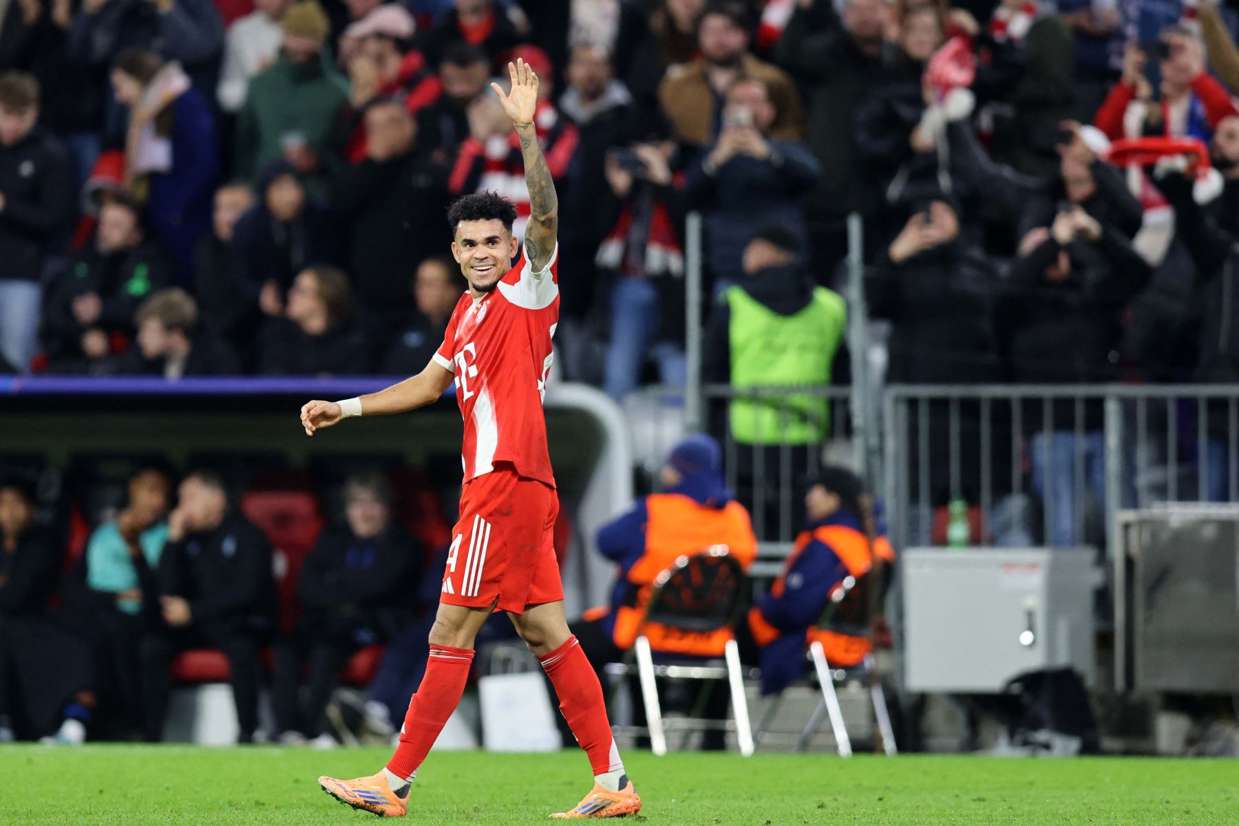 El delantero colombiano  del Bayern Múnich, Luis Díaz, celebra el tercer gol de su equipo durante el partido de la UEFA Champions League entre el FC Bayern Múnich y el Club Brugge en Múnich, sur de Alemania.
Foto: AFP