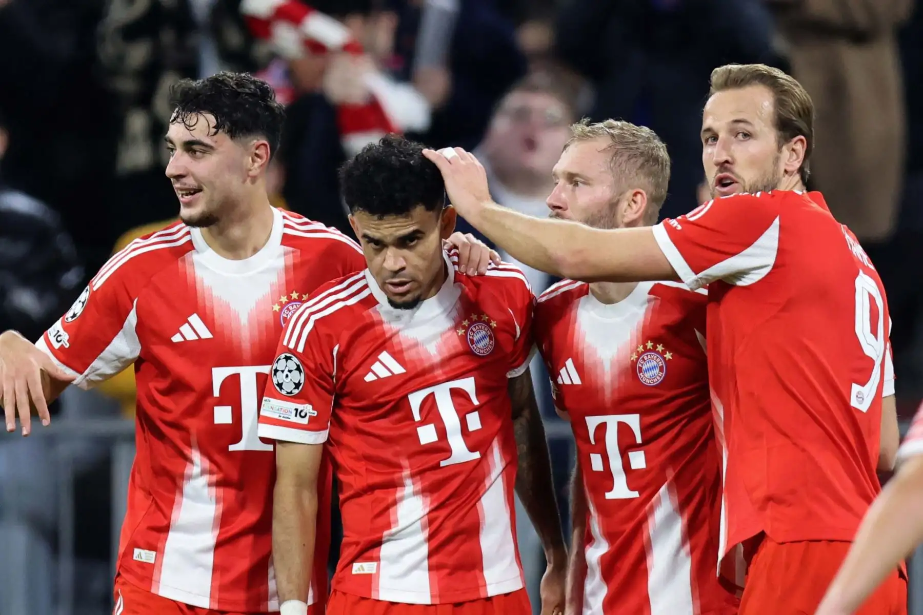 El delantero colombiano  del Bayern Múnich, Luis Díaz , celebra el tercer gol de su equipo con sus compañeros. El mediocampista alemán  del Bayern Múnich, Aleksandar Pavlovic, el mediocampista austríaco  del Bayern Múnich, Konrad Laimer, y el delantero inglés  del Bayern Múnich, Harry Kane, durante el partido de la UEFA Champions League entre el FC Bayern Múnich y el Club Brugge en Múnich, sur de Alemania.
Foto: AFP