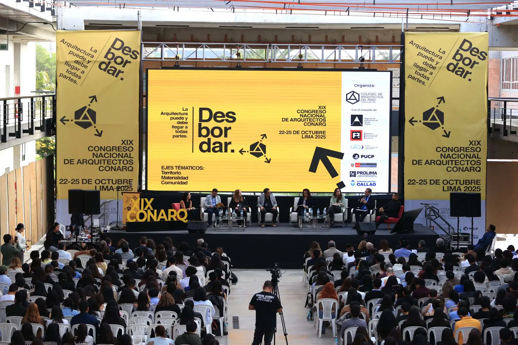 El Colegio de Arquitectos del Perú inaugura el XIX Congreso Nacional de Arquitectos en la PUCP.  En el evento participan el viceministro de Vivienda, Arq. David Ramos, la decana nacional CAP, Arq. Lourdes Giusti; el decano de la Fac. de Arquitectura PUCP, Arq. Paulo Dam y además los representantes de la Federación Panamericana de Asociaciones de Arquitectos (FPAA), quienes realizan un Foro sobre los concursos de arquitectura y la vivienda social.
Foto: ANDINA/Jhonel Rodríguez Robles