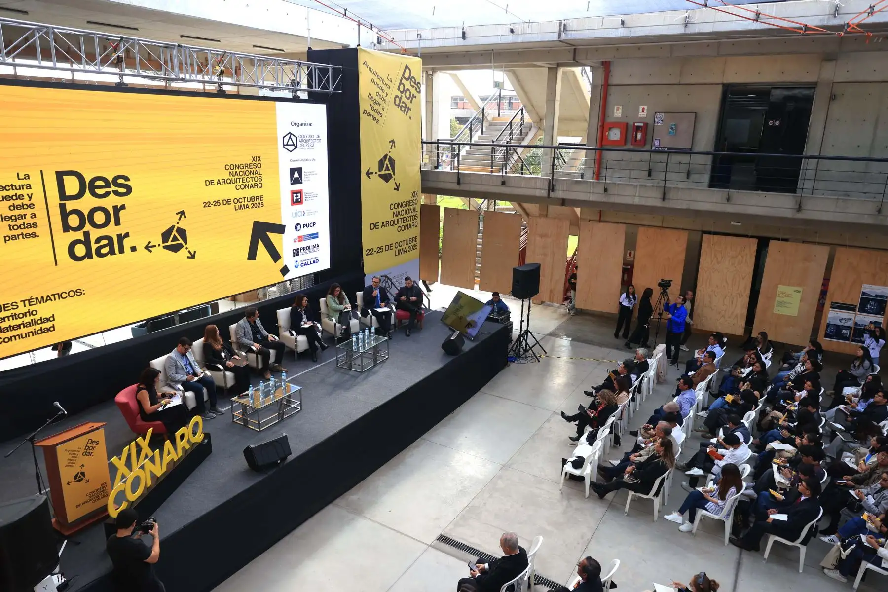 El Colegio de Arquitectos del Perú inaugura el XIX Congreso Nacional de Arquitectos en la PUCP.  En el evento participan el viceministro de Vivienda, Arq. David Ramos, la decana nacional CAP, Arq. Lourdes Giusti; el decano de la Fac. de Arquitectura PUCP, Arq. Paulo Dam y además los representantes de la Federación Panamericana de Asociaciones de Arquitectos (FPAA), quienes realizan un Foro sobre los concursos de arquitectura y la vivienda social.
Foto: ANDINA/Jhonel Rodríguez Robles