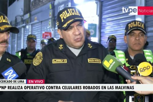 El comandante general de la PNP, Óscar Arriola, informó que se incautó más de 1000 celulares de dudosa procedencia y se detuvo a cuatro personas tras operativo en Las Malvinas. Foto: Captura TV