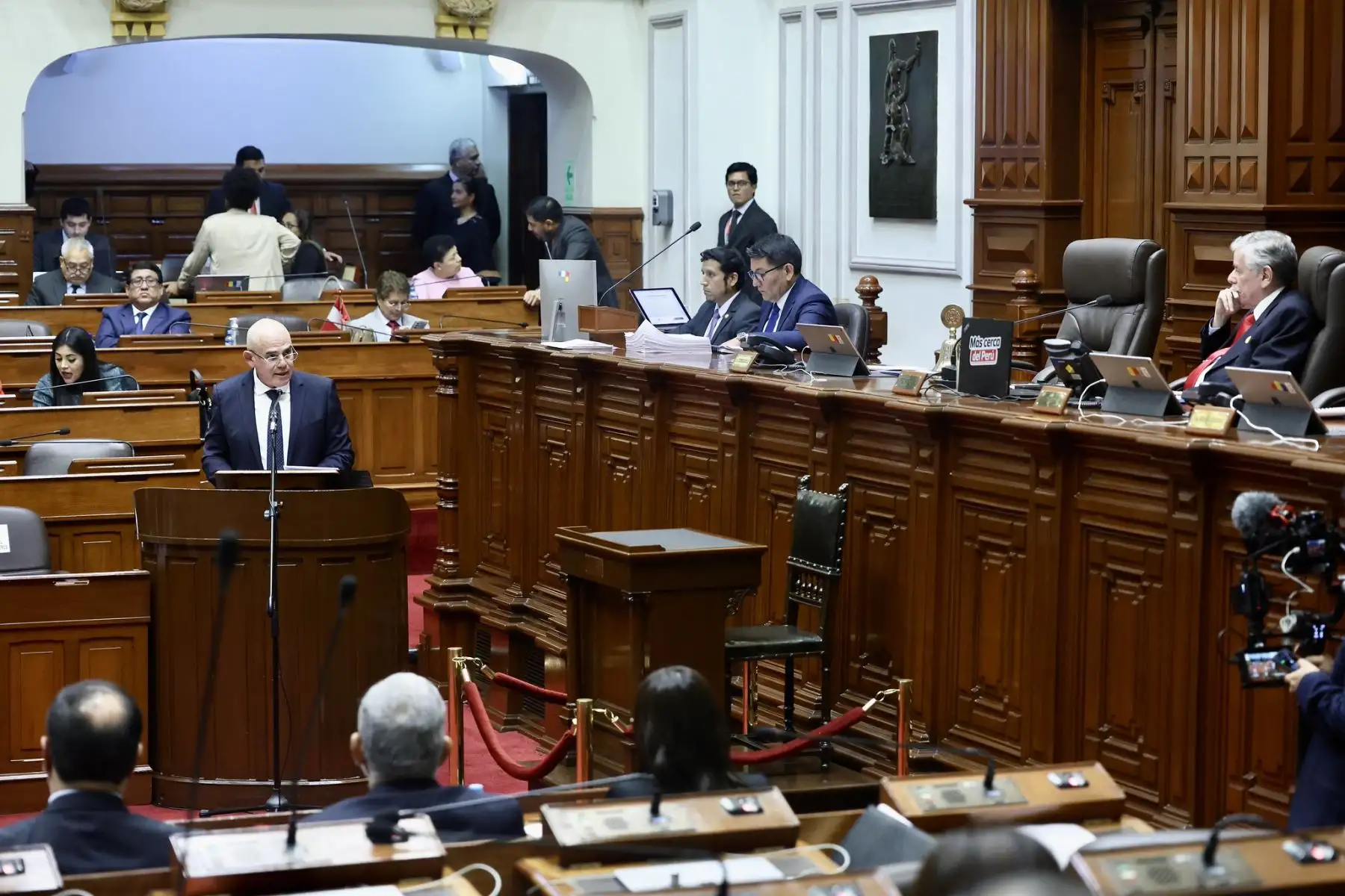 Presidente del Consejo de ministros, Ernesto Julio Álvarez Miranda, se presenta al Pleno del Congreso, acompañado de su gabinete ministerial, con el objetivo de exponer y debatir ante la representación nacional, la política general del gobierno y las principales medidas que requiere su gestión.
Foto: Congreso