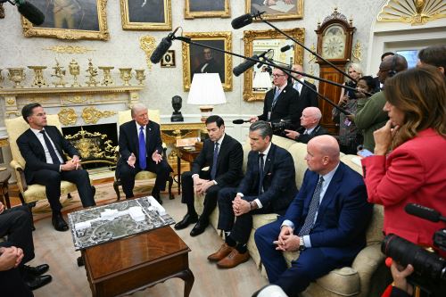 El presidente Donald Trump se reunió con reporteros en el Despacho Oval. Foto: AFP
