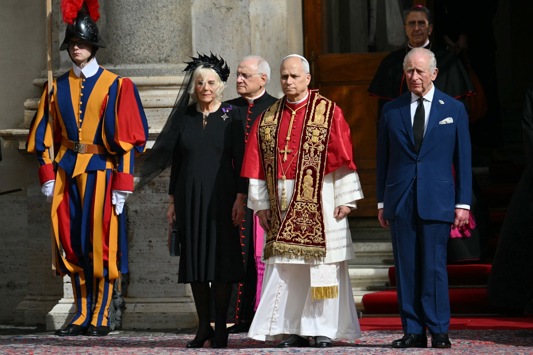 El Papa León XIV junto al rey Carlos III de Gran Bretaña y de la reina Camila de Gran Bretaña en el patio de San Dámaso durante su visita de Estado al Vaticano. Foto: AFP