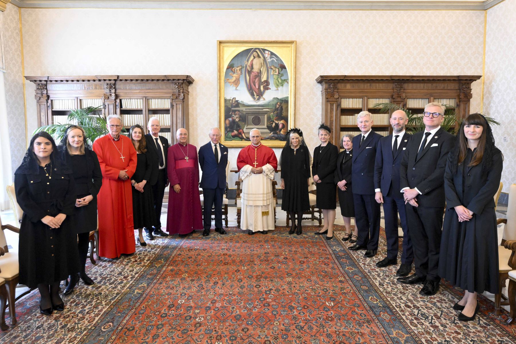 El Papa León XIV junto al rey Carlos III de Gran Bretaña y de la reina Camila de Gran Bretaña en el patio de San Dámaso durante su visita de Estado al Vaticano. Foto: AFP