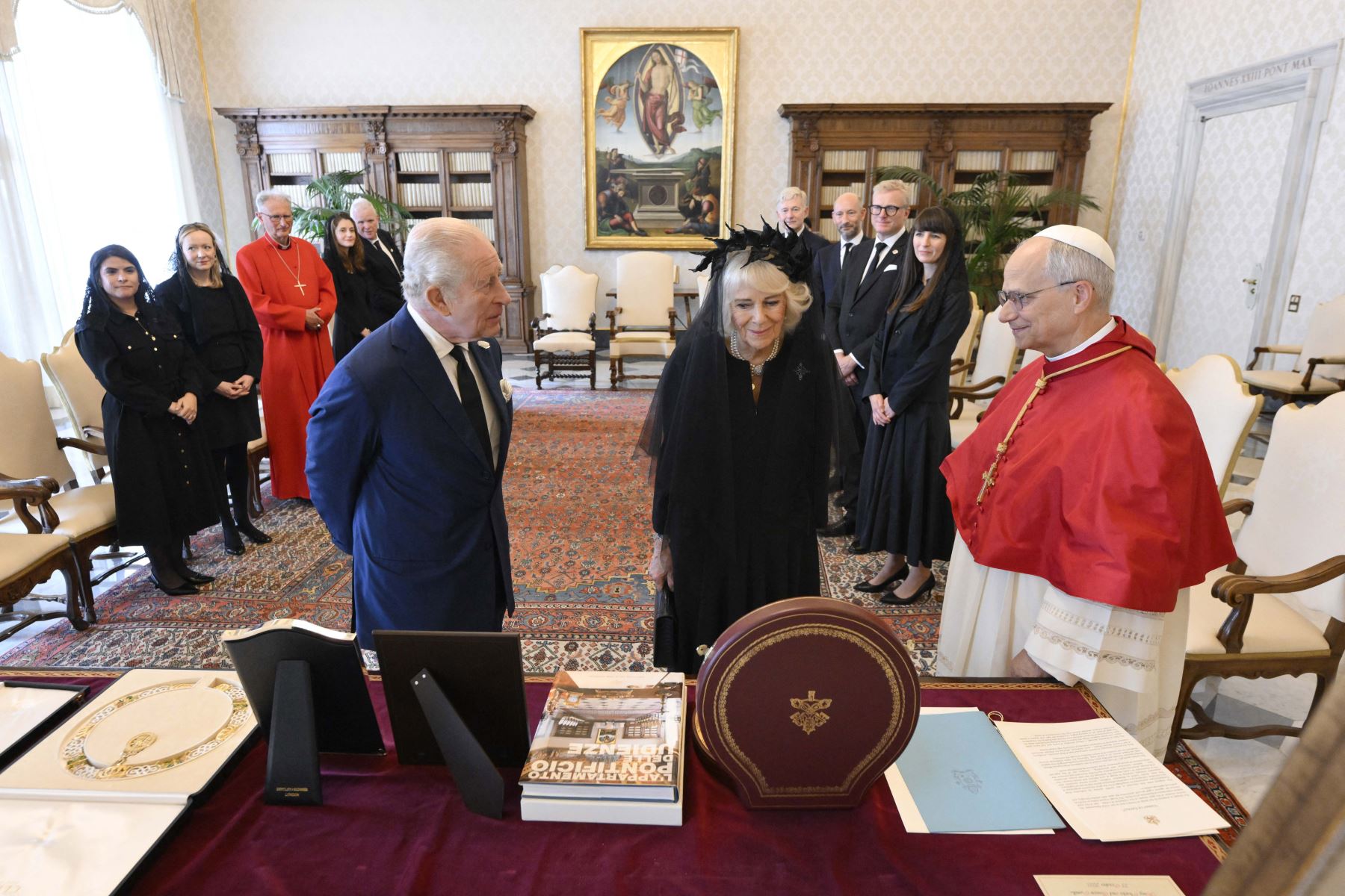 El Papa León XIV junto al rey Carlos III de Gran Bretaña y de la reina Camila de Gran Bretaña en el patio de San Dámaso durante su visita de Estado al Vaticano. Foto: AFP